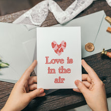 Load image into Gallery viewer, Felicitare coș fructe - 100% reciclată Red Hearts
