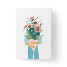 Load image into Gallery viewer, Felicitare cu bărbat ascuns după flori - 100% reciclată
